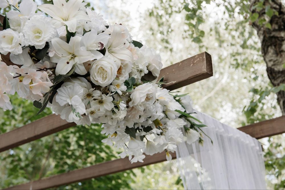 Fehér virágdísz közelről a pergola gerendáján